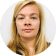 Primer plano de una mujer con el pelo largo y rubio.